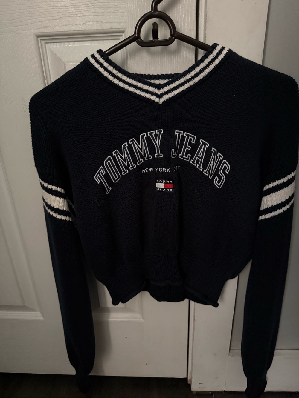 Tommy Hilfiger Navy Cropped V‑Neck Pullover with White Stripes
